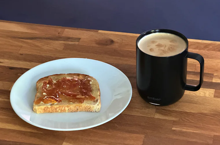 Tostada de masa madre con café servida para desayunar